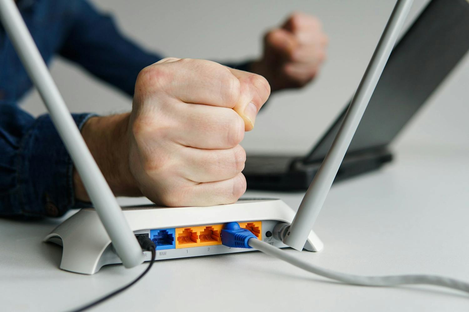 router under attack Säkerhetsexperter upptäcker regelbundet nya säkerhetshål i routrar från olika tillverkare. Nu är det TP-Links tur, där ett stort säkerhetshål kan öppna dörren för bedragare och brottslingar.